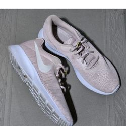 Qomens Nike Shoes Size 11