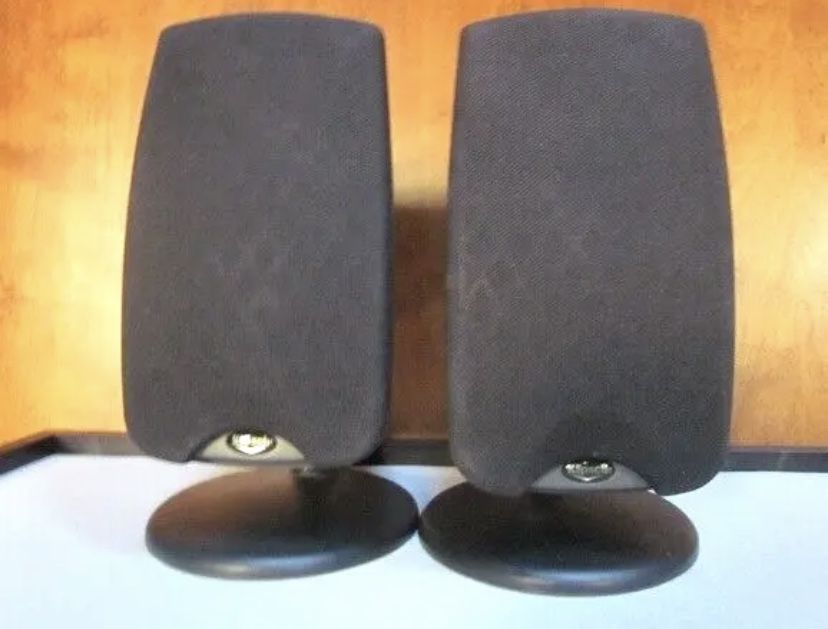 (2) Klipsch 100w 2-way Audiophile Speakers & Wall Brackets ๐