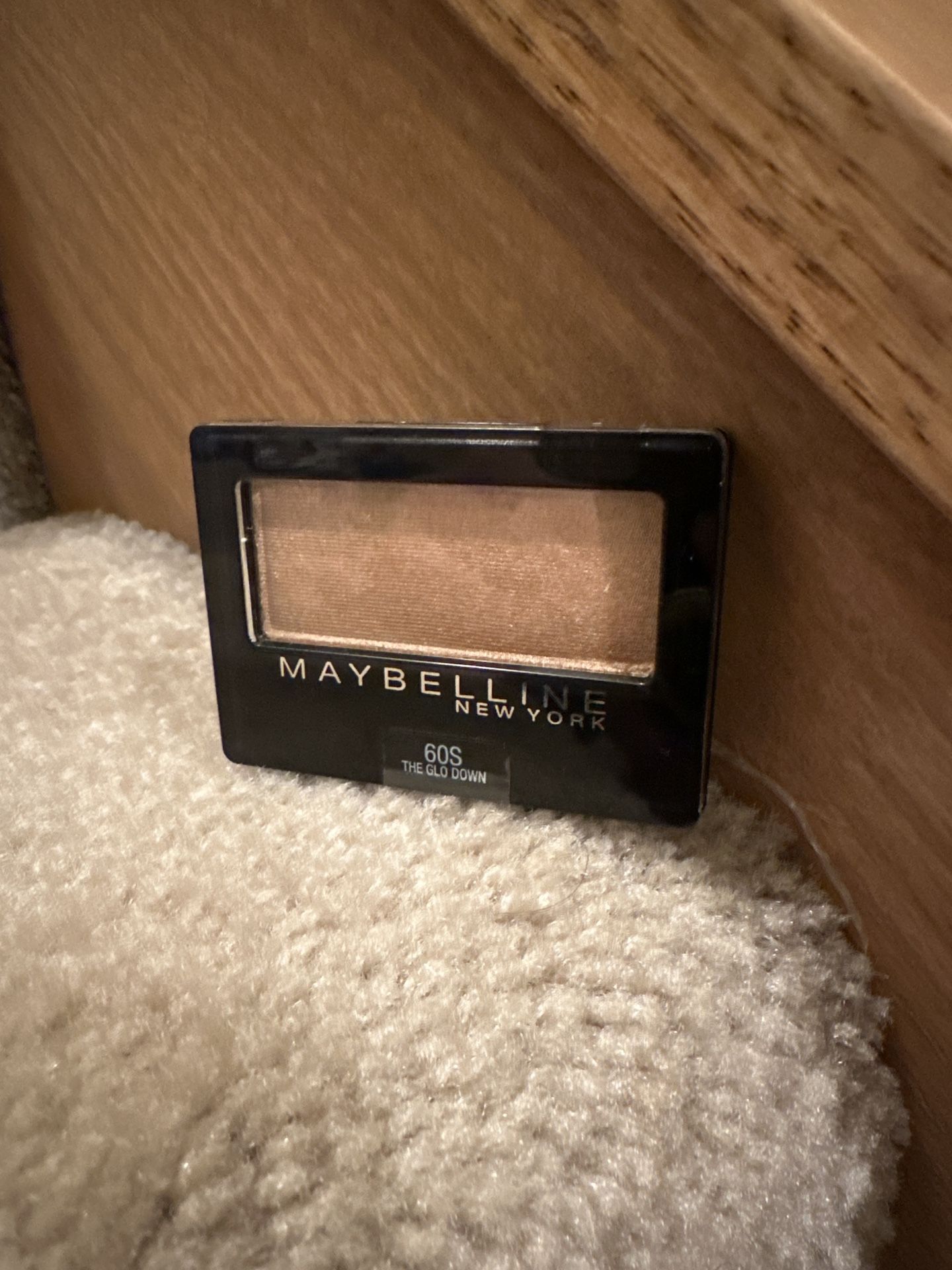 Maybelline Eyeshadow 60S The Glo Down new $2