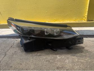 2017-2020 TOYOTA MIRAI RH HEADLIGHT
