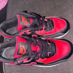 Red and black Nike Airmax boys shoes size 4/5y