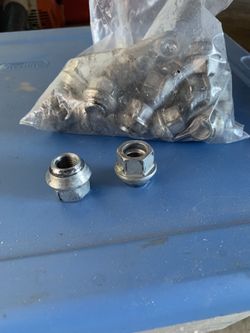 2500 3500 ram lug nuts