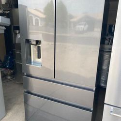 REFRIGERATOR SAMSUNG BLACK STAINLESS STEEL WITH 6 MONTHS WARRANTY MINT CONDITION VERY VERY WELL TAKE CARE OF CHECK US OUT DELIVERY/ HOOK AVAILABLE $