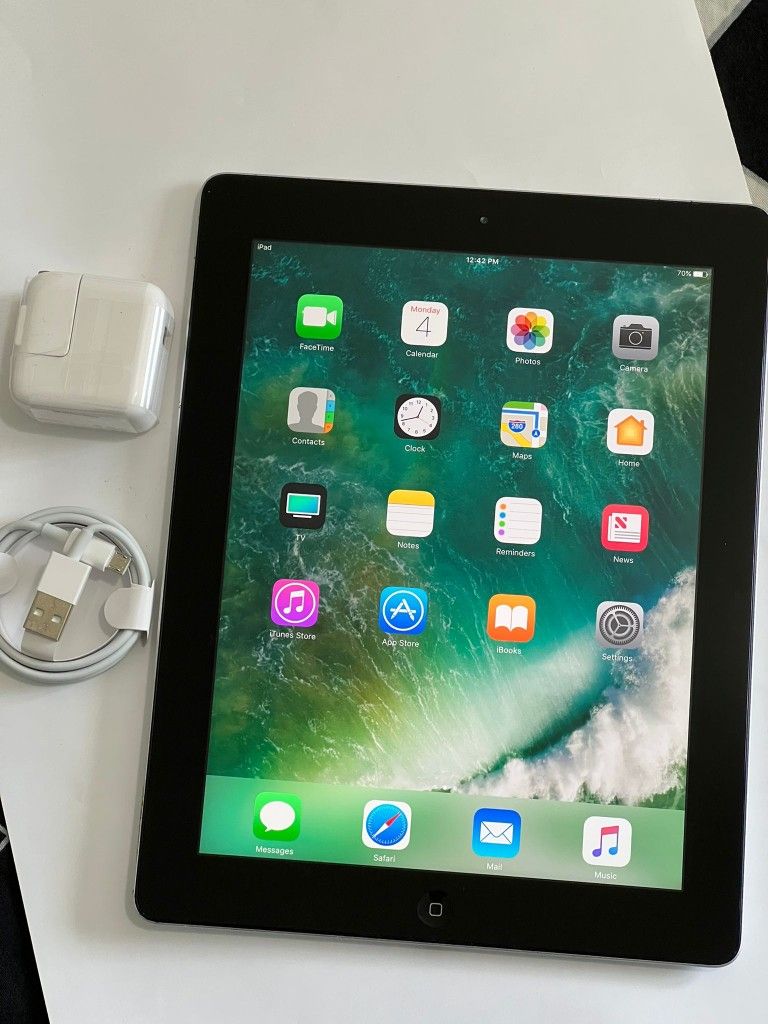iPad 4 , Fourth Generation , iCloud Unlocked, Wi-Fi Internet Access , Excellent Condition Like New