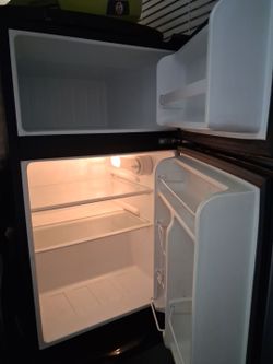 32" tall apartment refrigerator with separate freezer door.