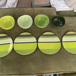 4 Plastic Plates / 4 Plastic Bowls
