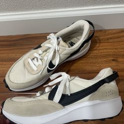 WOMEN'S NIKE WAFFLE DEBUT SNEAKERS size 7