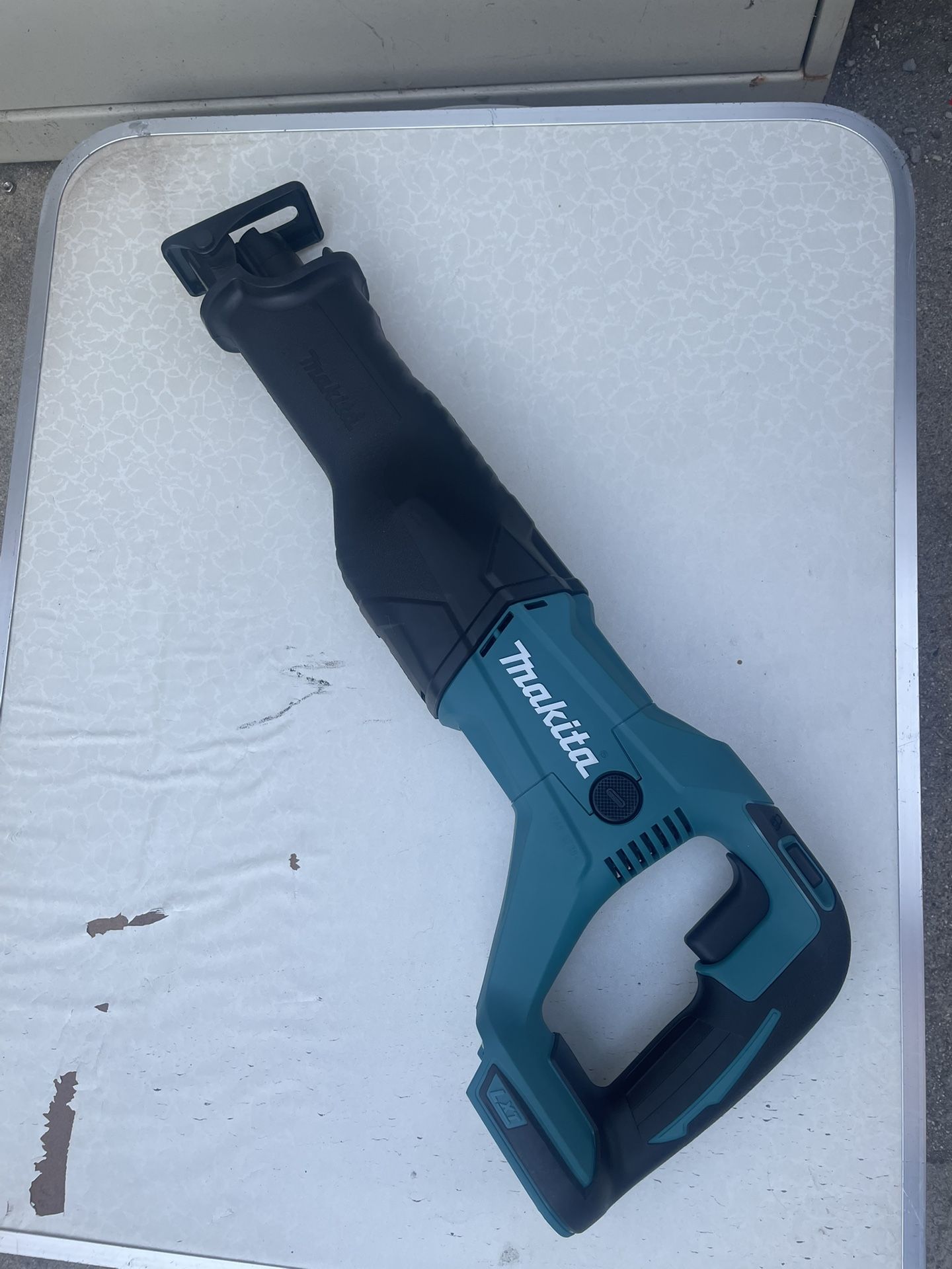 18V LXT Lithium-Ion Cordless Variable Speed Reciprocating Saw (Tool-Only) by Makita