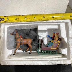 ADORNO ANTIGUO DE PLÁSTICO DISEÑO CSBALLO CON CARRUAJE