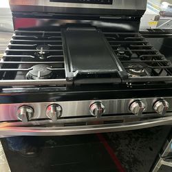 New Samsung - 6.0 cu. ft. Freestanding Gas Range with Air Fryer.