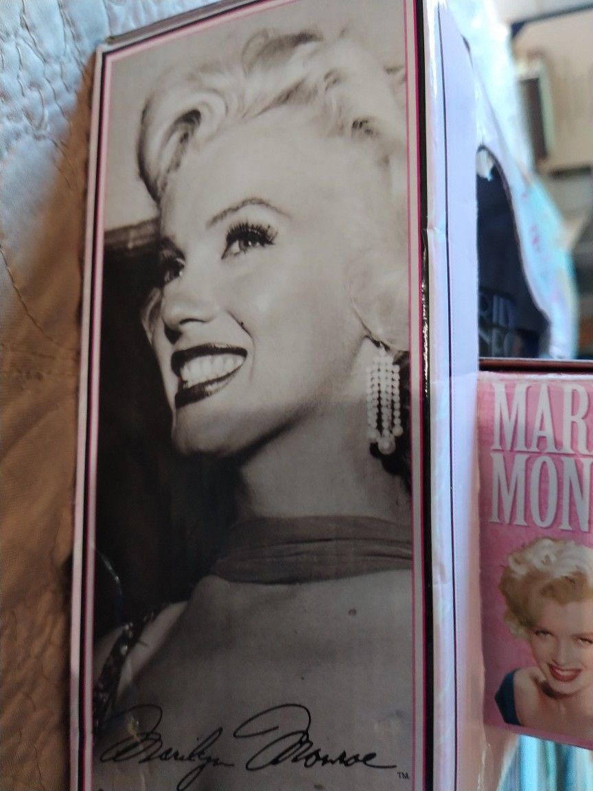 IN ORIGINAL BOX, NEVER USED MARILYN MONROE HIBALL GLASSES SET OF 4 COLLECTABLE