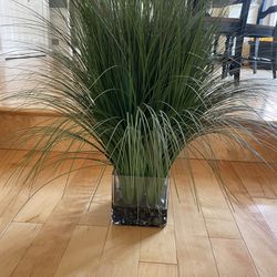 Artificial plant/grass in glass vase