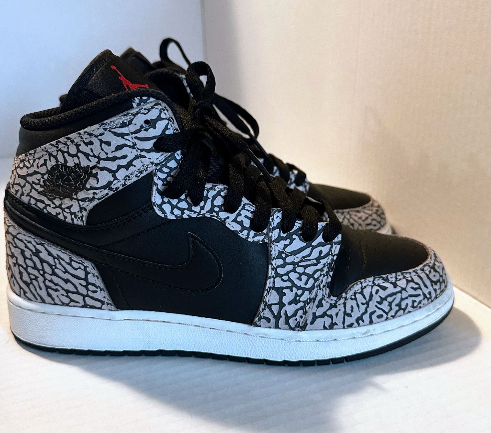 Nike Air Jordan 1 retro high youth size 6.5