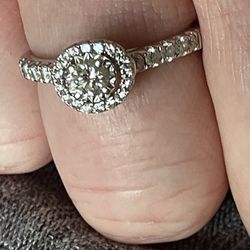 Gorgeous 14K Gold Diamond Engagement Ring Size 7