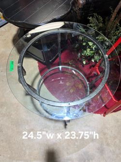Round End Table
24.5"w x 23.75"h
Glass top with metal base