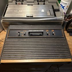Vintage gaming system works, but does not come with controllers. Do not have any.