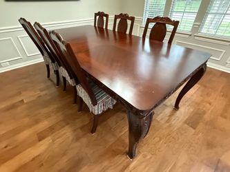 Nice dinner table plus six matching chairs