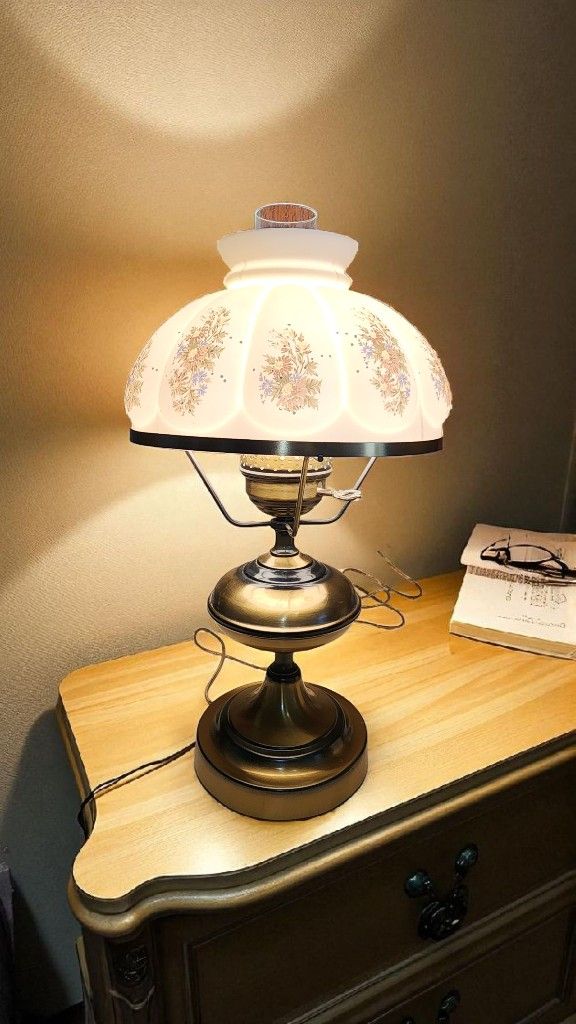A Very Nice 3-way Table Lamp.with A BEAUTIFUL Frosted Milk Glass Chimney