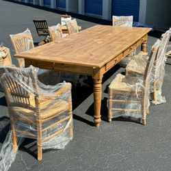 Dinning Room  Table And Chairs 