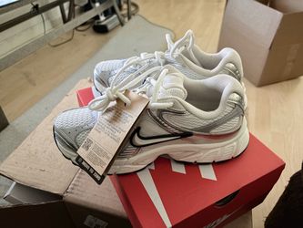 Size 7 women’s Nike v5 RNR
