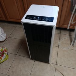 GARVEE- TECH ( 8,000 ) BTU PORTABLE AIR CONDITIONER JUST ONE YEAR OLD IN BRAND NEW CONDITION WITH ROTATING SWING VENT