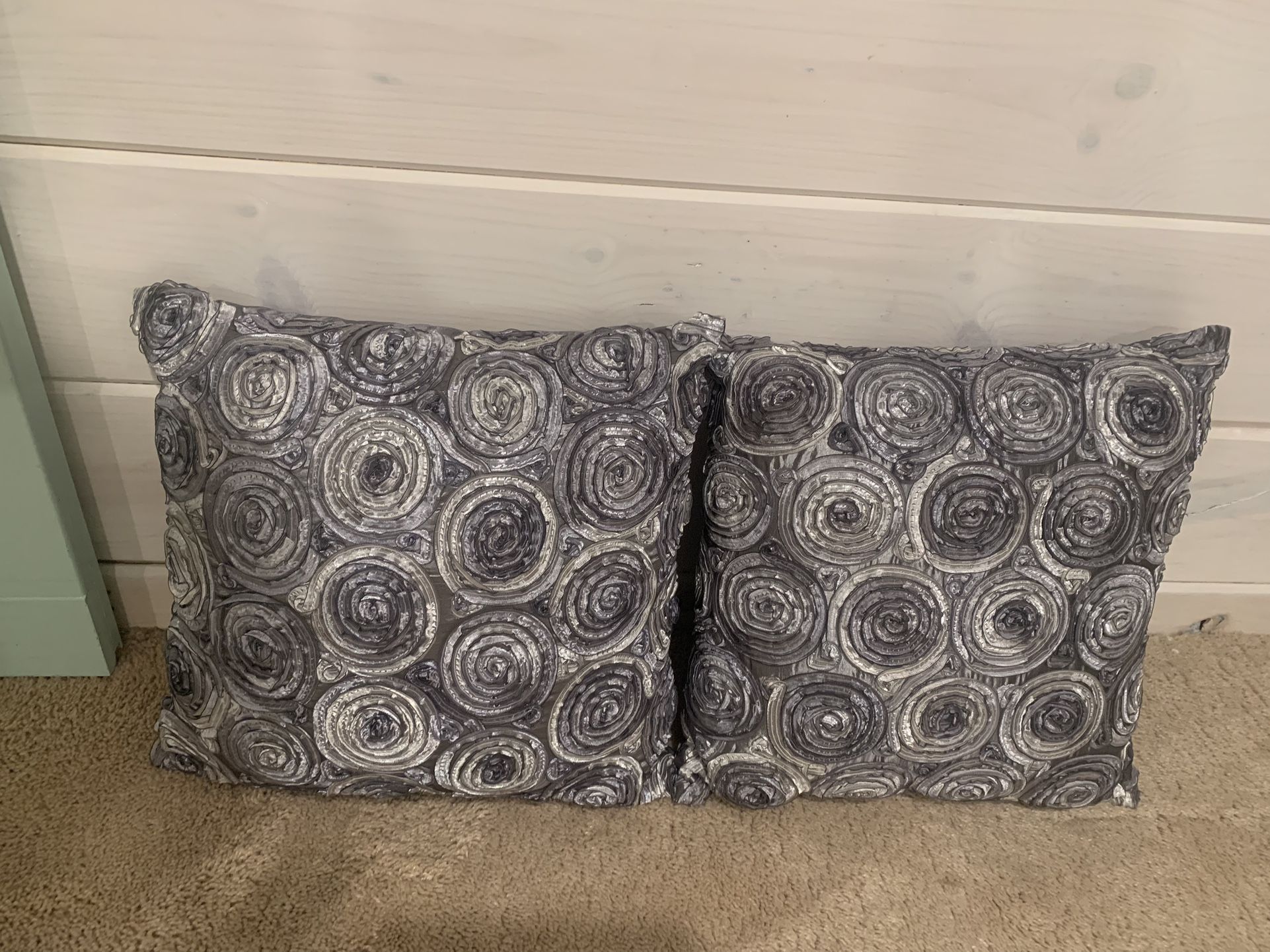 Gray/silver Pillows