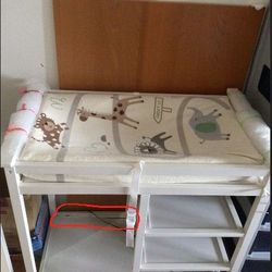  moving sale!!white changing table + changing pad - $20 (Fremont ) 