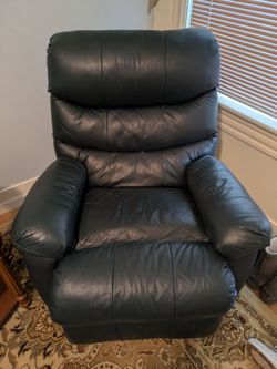 Recliner chair Green Available this weekend May 22-24th at 10-6pm at Yard sale at 2424 Cleveland Ave Everett 98201