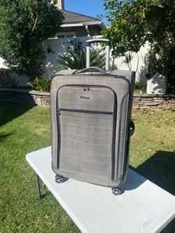 Like New Lrg 31x 19x 12 London Fog Lt Wt Luggage