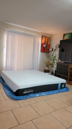 HIGH QUALITY CALIFORNIA KING SIZE TEMPURPEDIC MATTRESS  FOR SALE! IN GREAT CONDITION, FREE DELIVERY