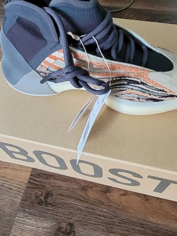 Brand New Yeezy 700 V3 Quantum