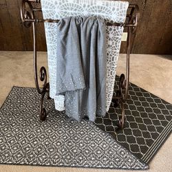 Quilt, Blanket Or Towel Rack 