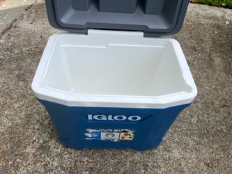 Igloo 30 quart Latitude rolling cooler