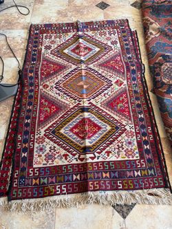 Handmade Carpet from Iran Silk And Wool Material 6ft By 4ft