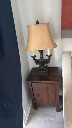 mesa con lámpara