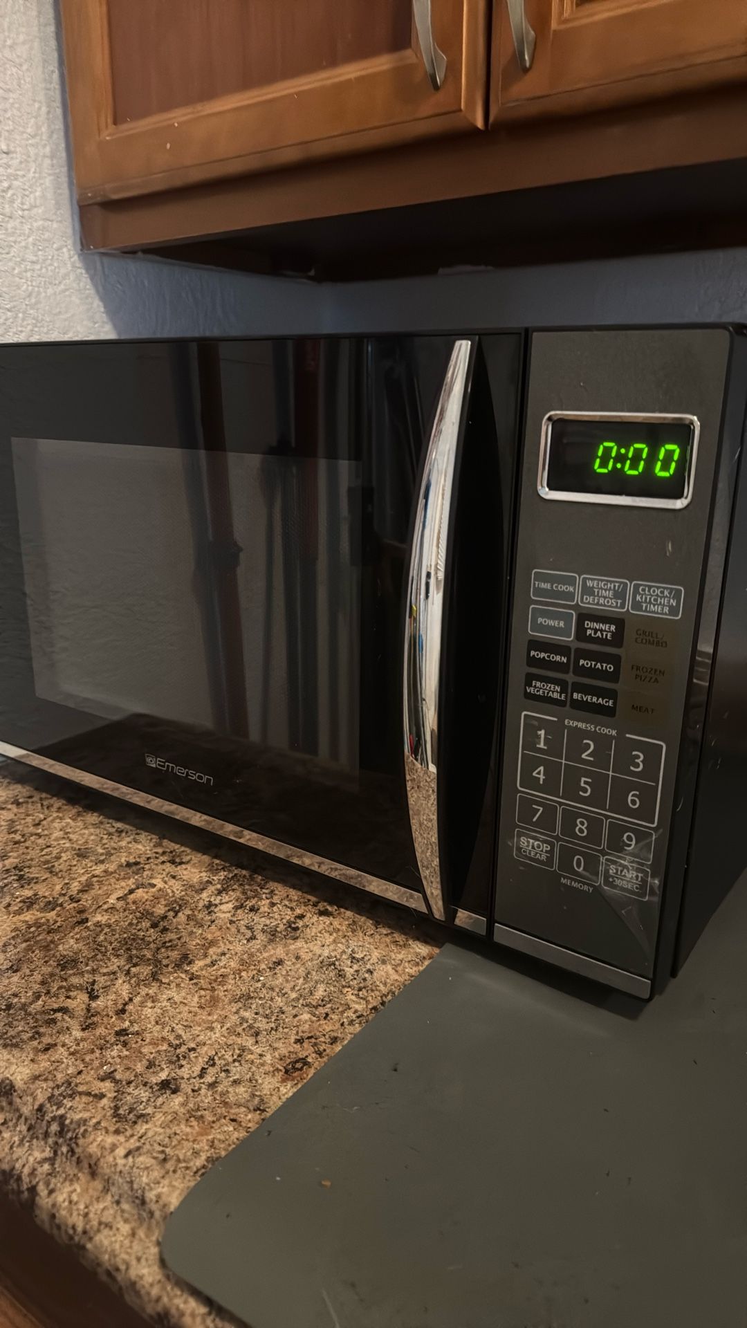 1100 Watt Emerson Microwave