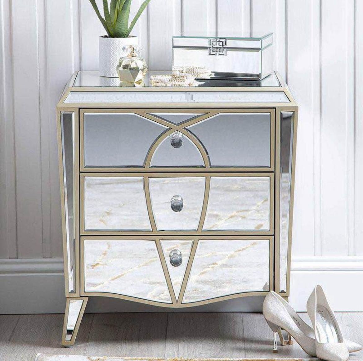 NIGHTSTAND MIRRORED GOLD DETAILS