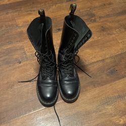 9M Dr.Martens 16 eye