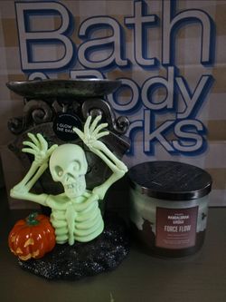 Bath & body works glow in the dark skeleton boo  pedestal 3 wick candle holder with free candle