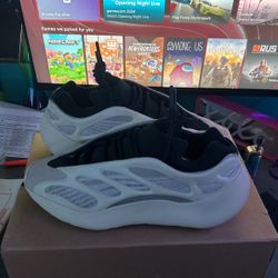 YEEZY 700 V3