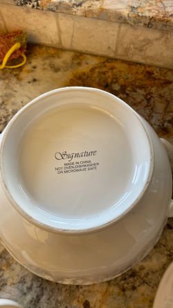 Signature brand soup, tureen with lid and ladle Signature brand soup, terrene with lid and ladle