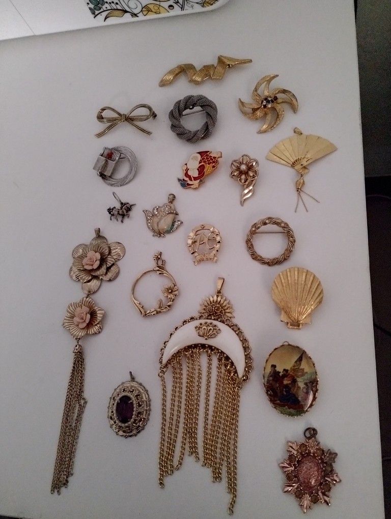 Brooches And Pendants Jewelry Lot $35 For All 