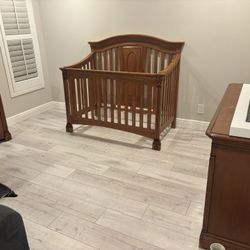 Real Quality Wood Nursery Crib, Changing Table And Dresser