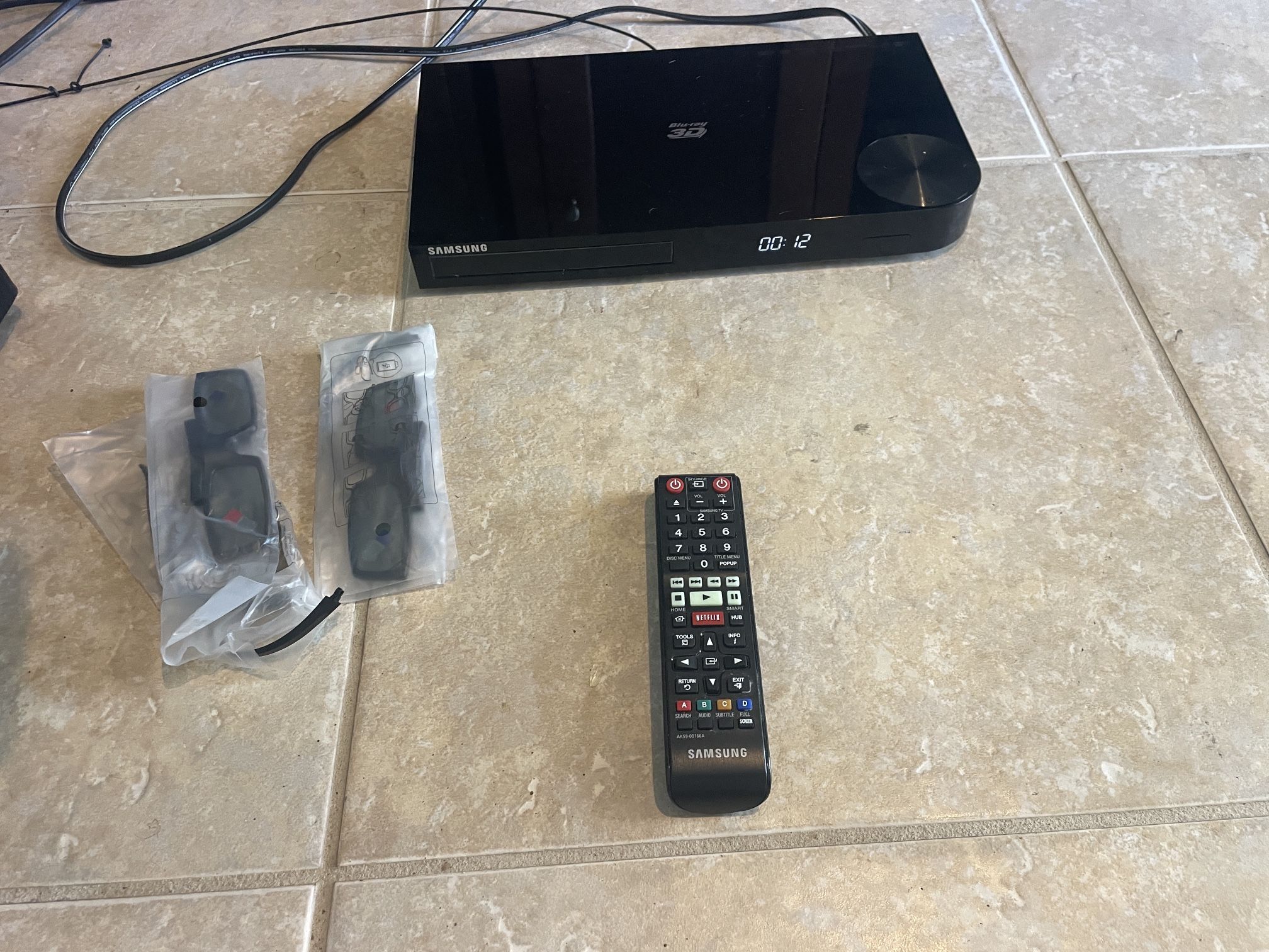 Samsung 3D DVD Player, Remote, & 2 Brand New Glasses