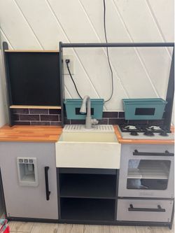 Toy kitchen
