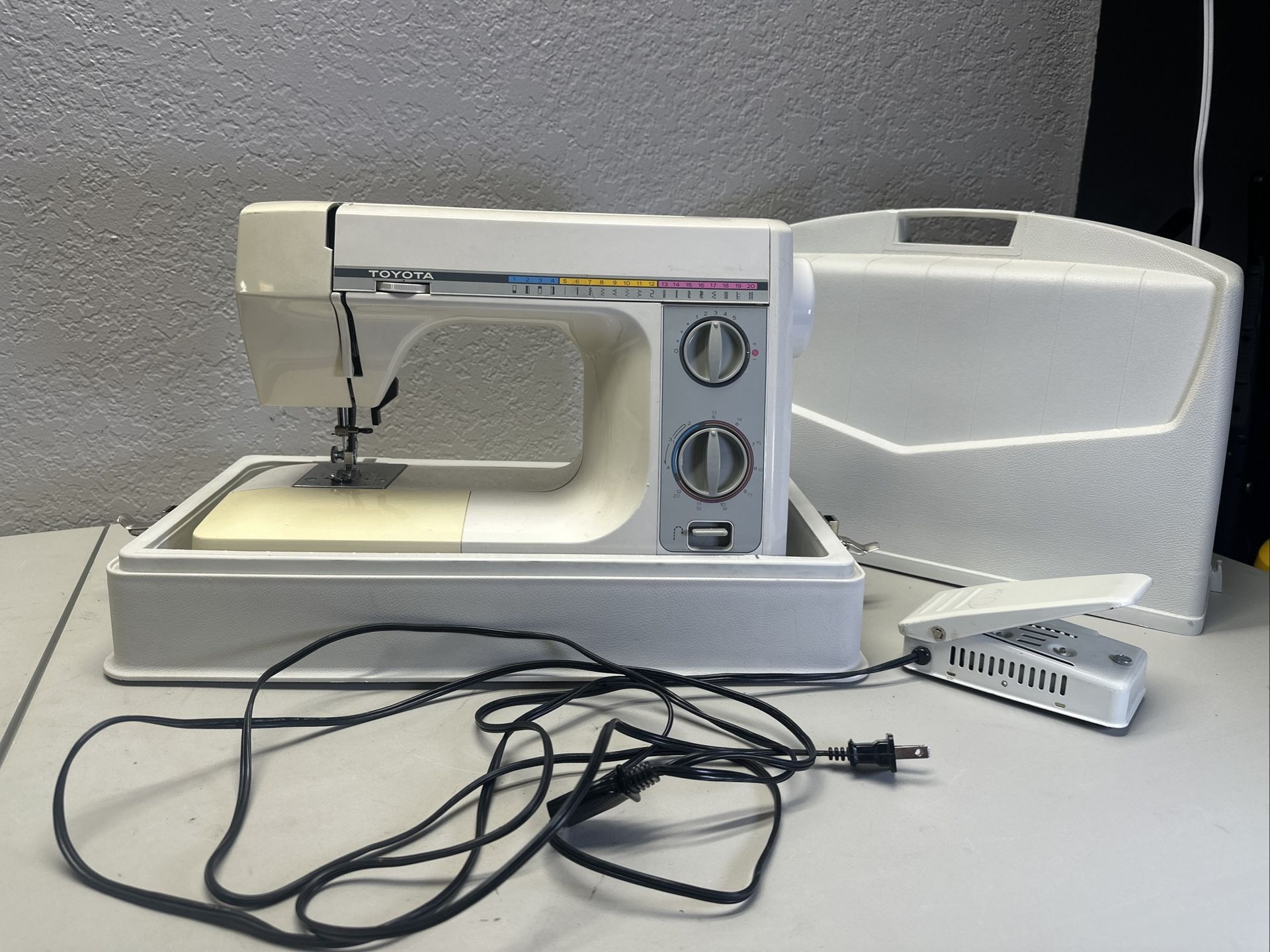 TOYOTA 4081 Mechanical Sewing Machine W/ Pedal, Manual, & Case Working