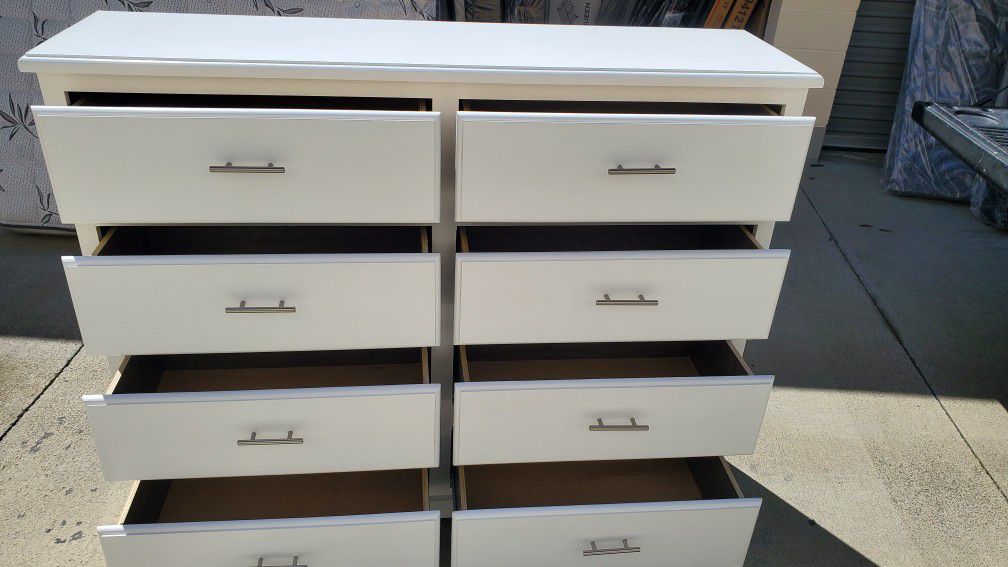 Dresser With 8 Drawers 499