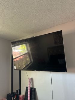 SONY TV + TV WALL MOUNT/BRACKET
