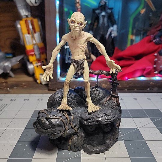 LORD OF THE RINGS GOLLUM SMEAGOL ON ROCK SOUND BASE ACTION FIGURE TOY BIZ MARVEL
