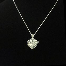 18" x 2mm Solid Sterling Silver Italian Box Chain w Handchased Suarti Opening Heart Locket Pendant. Mint!